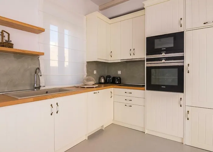 Eden View & プラティス・ヤロス